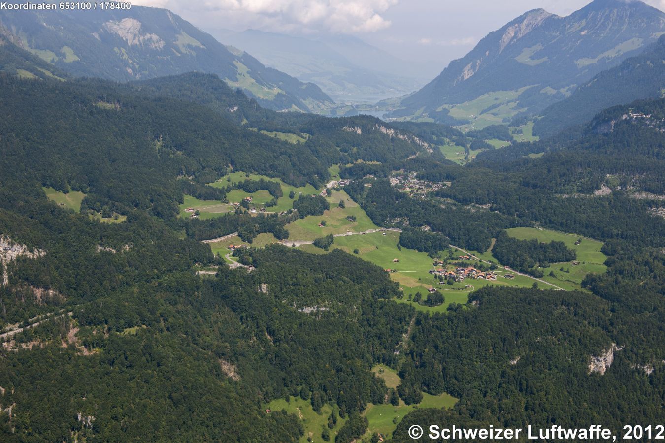 vorne: Brünigen; Mitte hinten: Brünig Passhöhe; im Hintergrund Lungerensee und Sarnersee